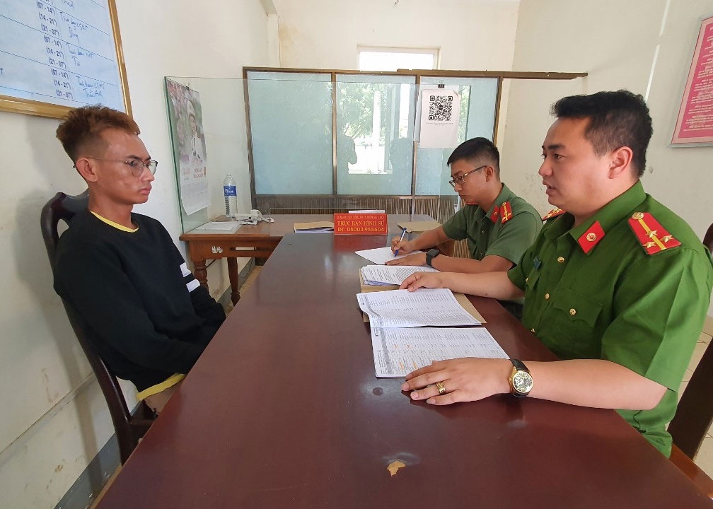 Gan 100 nguoi sap bay tai khoan 'Hoa tuoi Da Lat' hinh anh