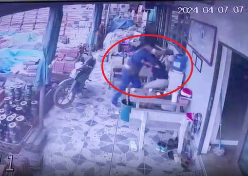 Nhan vien cay xang 'truy sat' tai xe vi mau thuan loi di hinh anh