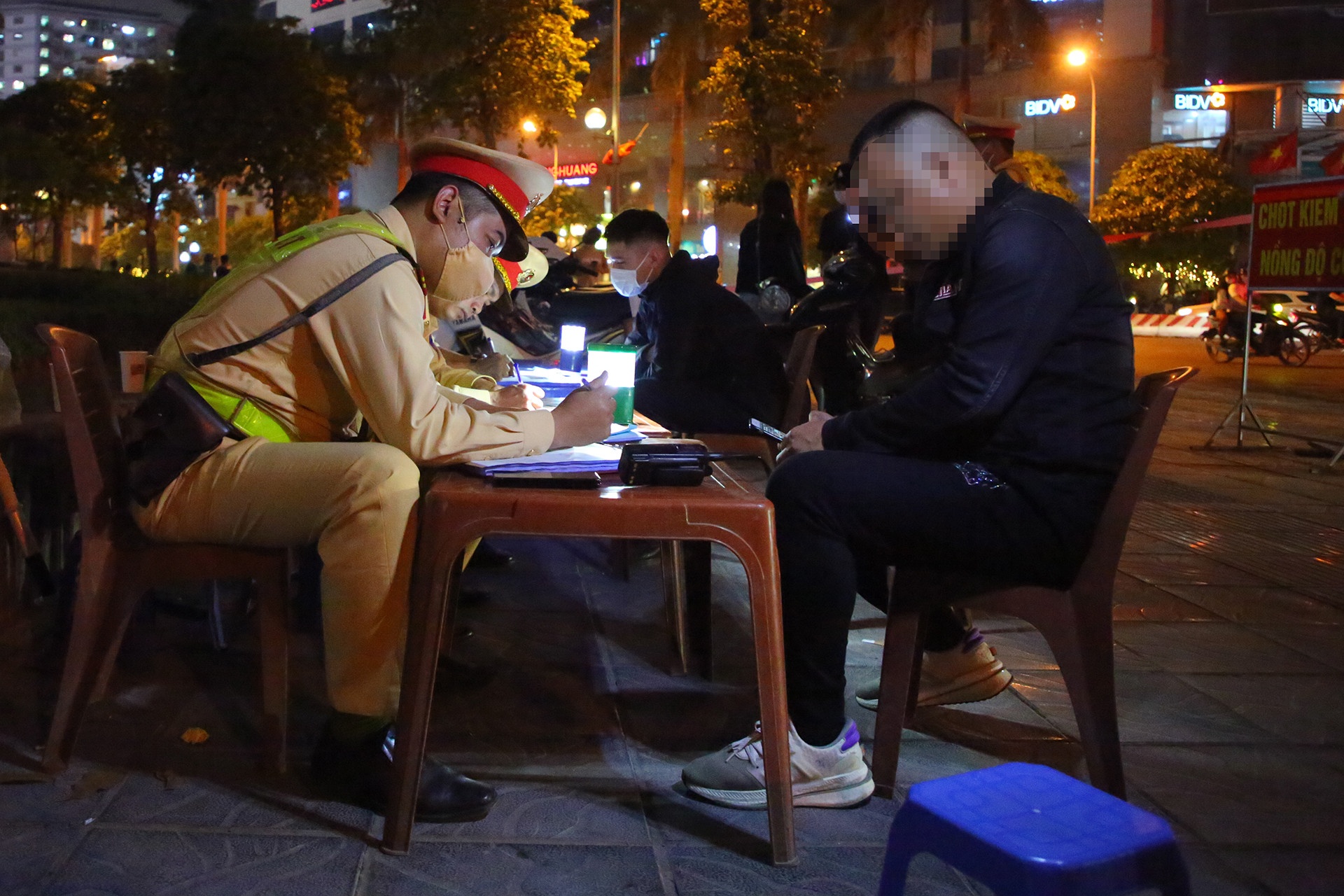 Ne ban uong nua lon bia, nam tai xe bi canh sat giao thong xu phat hinh anh