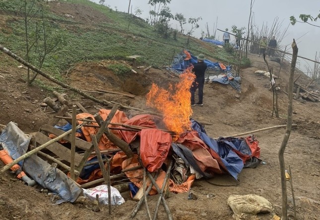 Cong an vao cuoc dieu tra vu khai thac vang trai phep o Yen Bai hinh anh