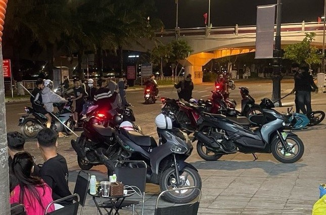 Thanh nien mang vu khi anh 2