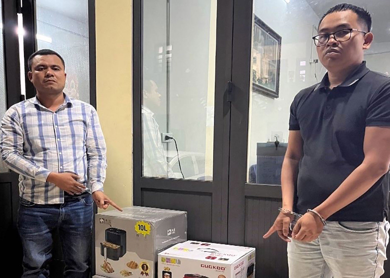 Gia nhan vien cua hang dien may roi cuop nhan vang cua cu ba hinh anh