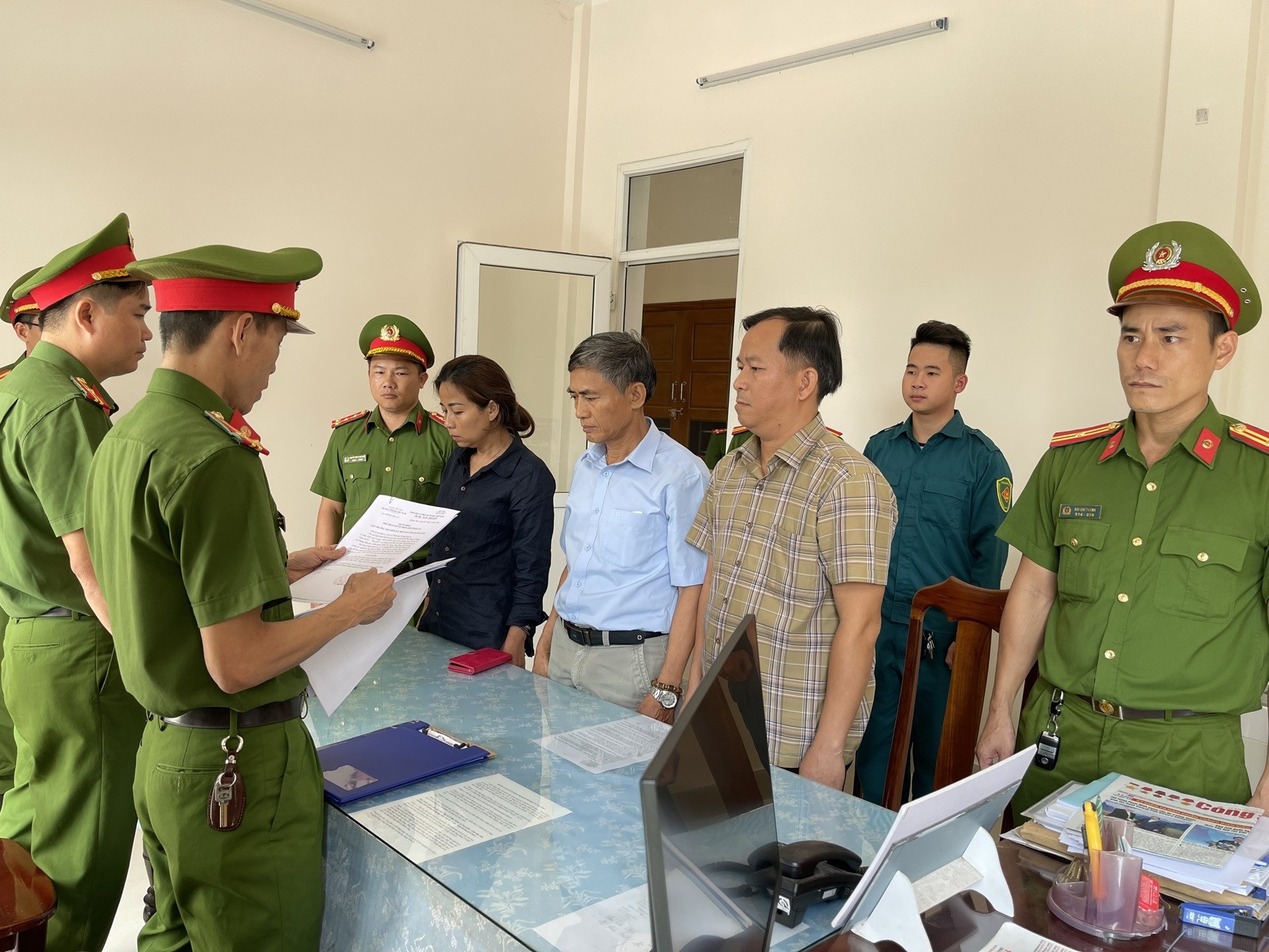 Bat 3 nguyen truong phong giao duc o Quang Nam hinh anh