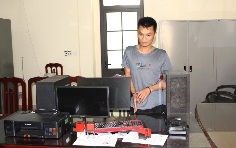 Gia danh nhan vien xo so mien Bac de lua dao chiem doat tien hinh anh