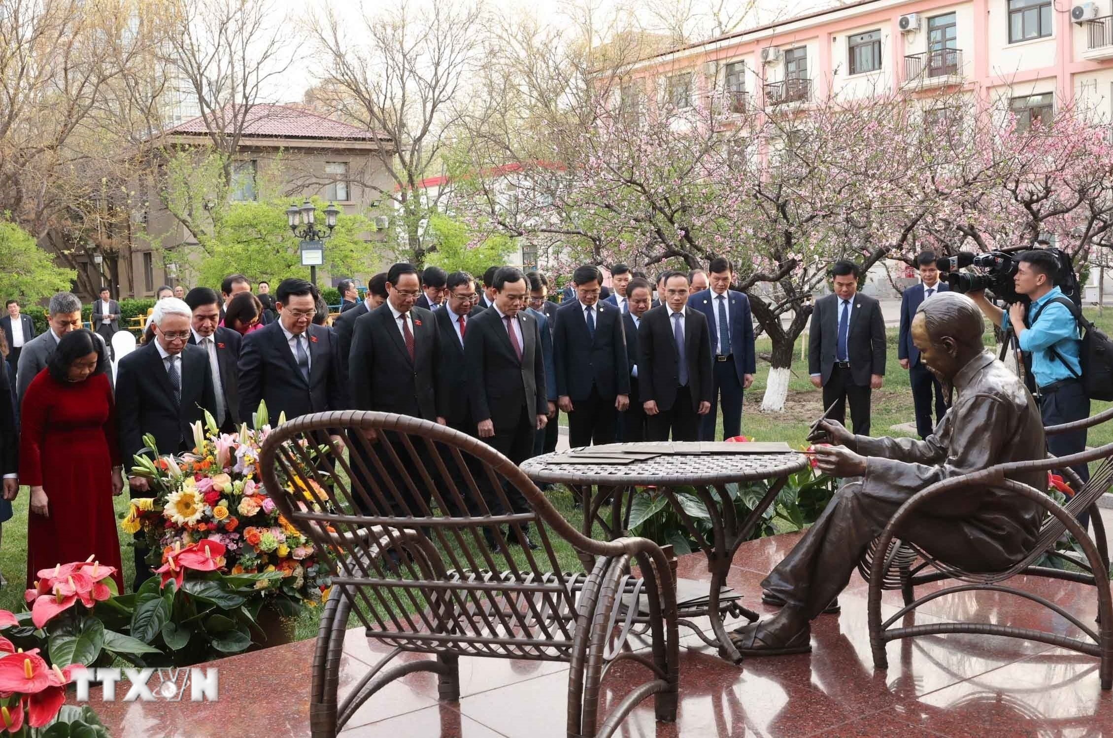 Chu tich Quoc hoi anh 6