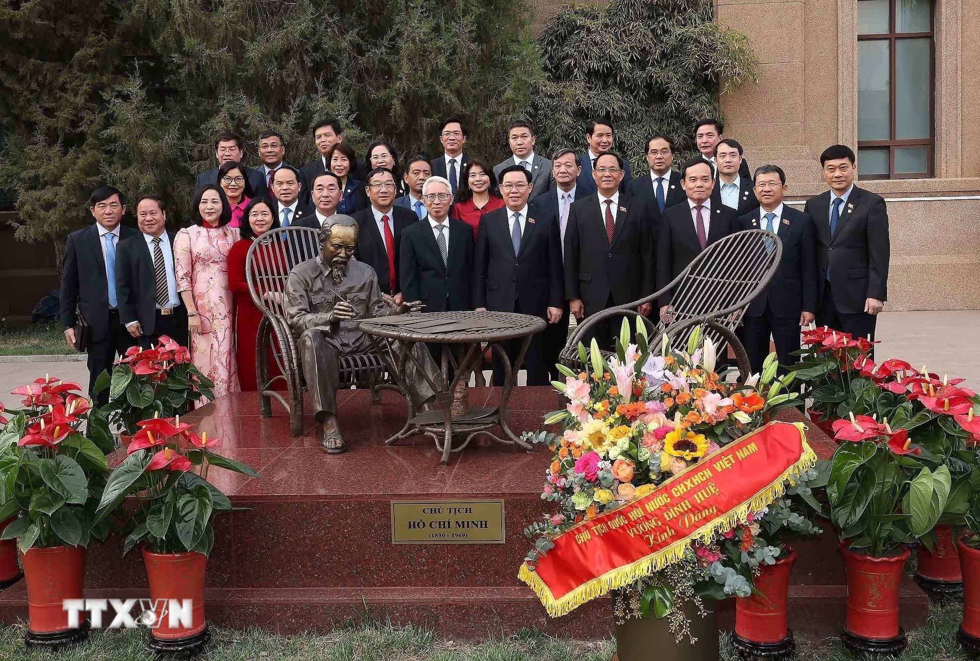 Chu tich Quoc hoi anh 7