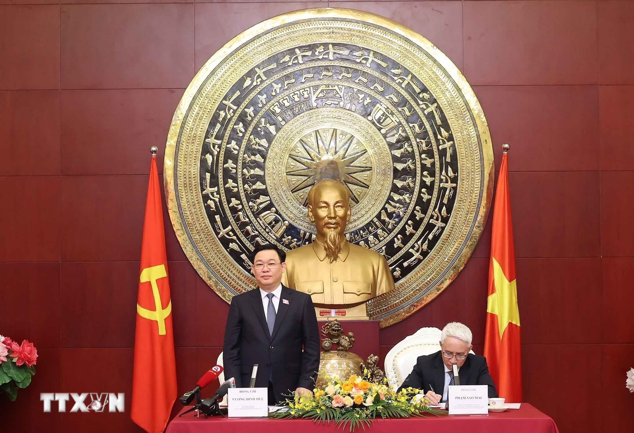 Chu tich Quoc hoi anh 9