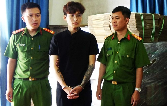 Bat giam doi tuong tang tru, mua ban hang nghin mu bao hiem gia hinh anh