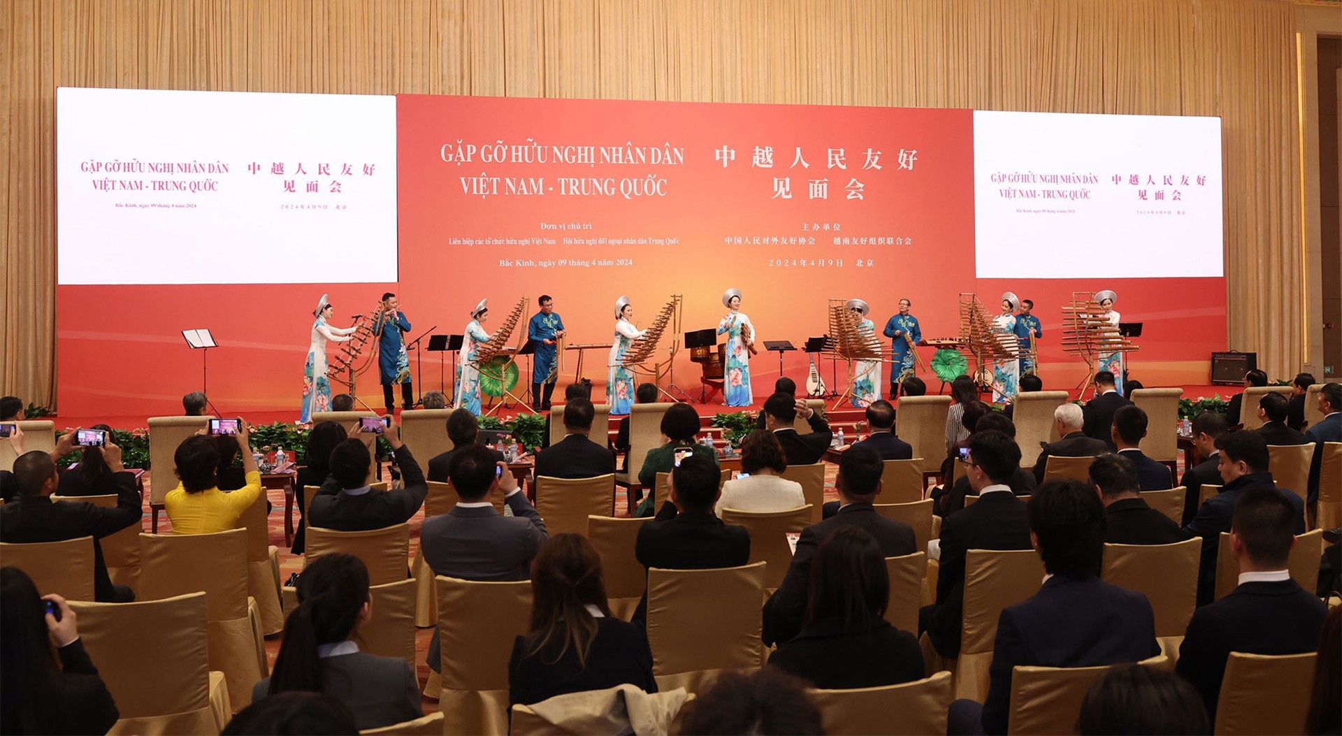 Chu tich Quoc hoi anh 9