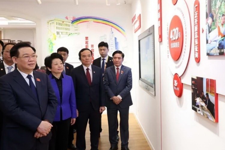 Chu tich Quoc hoi tham Trung tam Lap phap Hong Kieu o Thuong Hai hinh anh