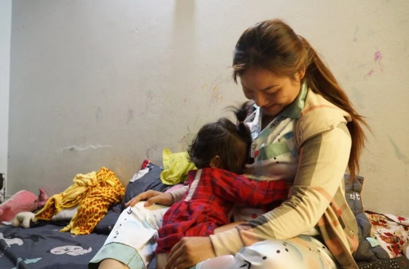 2 be gai bi bat coc o TP.HCM: Dem ngu, giat minh goi 'chi oi, chay di' hinh anh