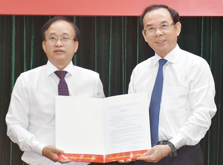 Ong Nguyen Phuoc Hung lam Bi thu Huyen uy Can Gio hinh anh