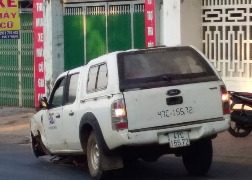 Dang quet rac, nu cong nhan bi oto ban tai tong thang vao nguoi hinh anh