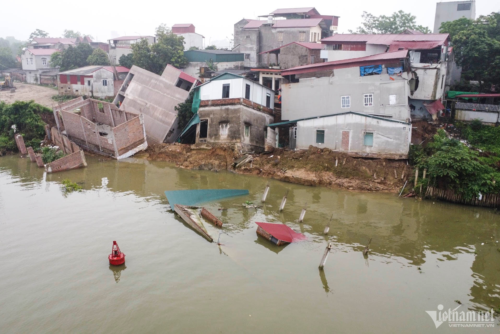 ngoi nha bi nuot chung,  song Cau anh 1