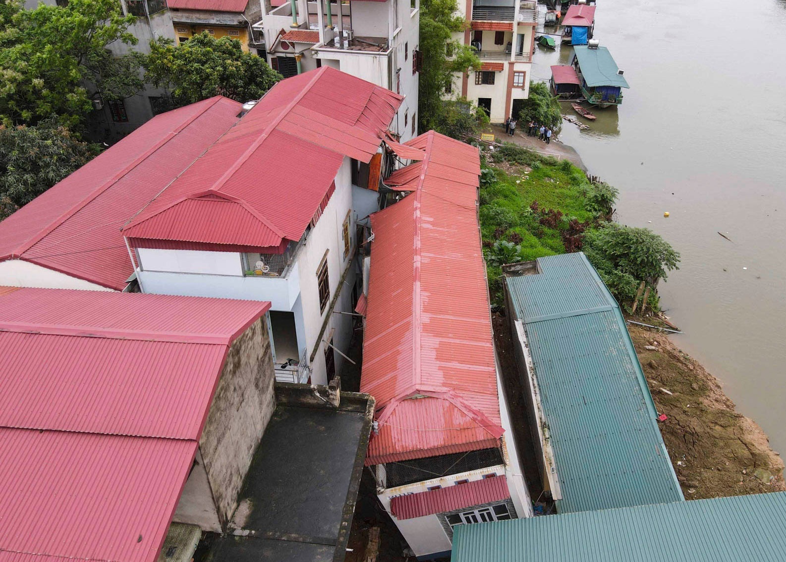 Bac Ninh de xuat thao do tat ca nha da sut lun o bo song Cau hinh anh