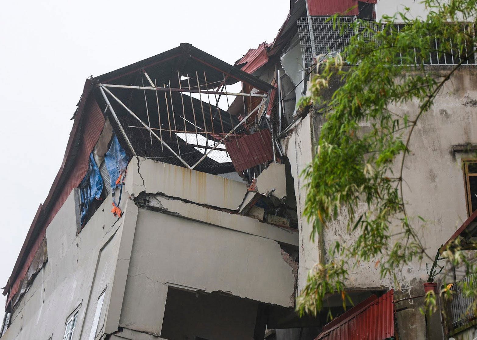 Nguoi dan bang hoang ke lai phut ngoi nha bi song Cau 'nuot chung' hinh anh