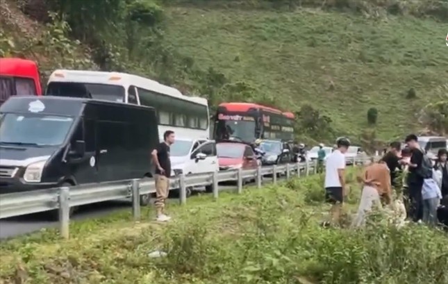 Tai nan lien hoan giua 3 oto khach, mot nguoi tu vong hinh anh