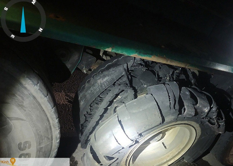 Nguyen nhan nao khien loat oto no lop tren cao toc Cam Lo - La Son? hinh anh