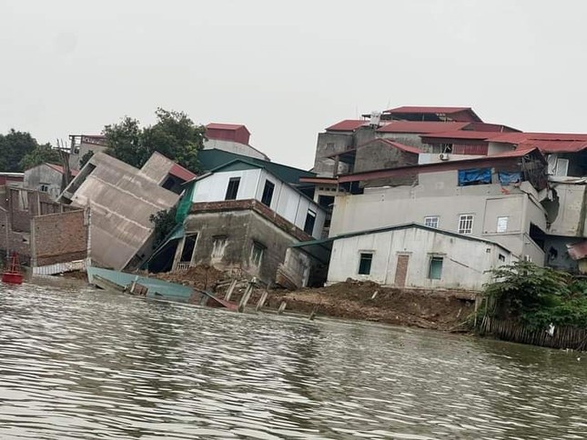 Sau cong bo khan cap, them 5 nha dan bi sat lo xuong song Cau hinh anh