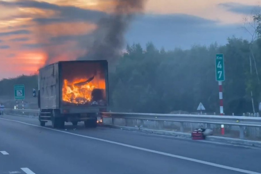 Xe tai chay du doi tren cao toc Phan Thiet - Dau Giay hinh anh