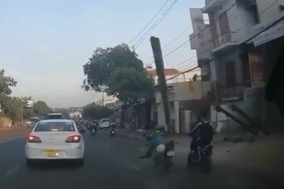 Thanh go roi trung nguoi di duong, se phat 4 trieu dong chu cong trinh hinh anh