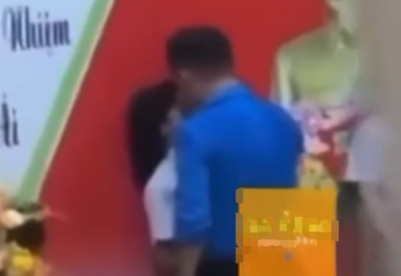 Can bo truong tum co ao, day nu sinh vao tuong hinh anh