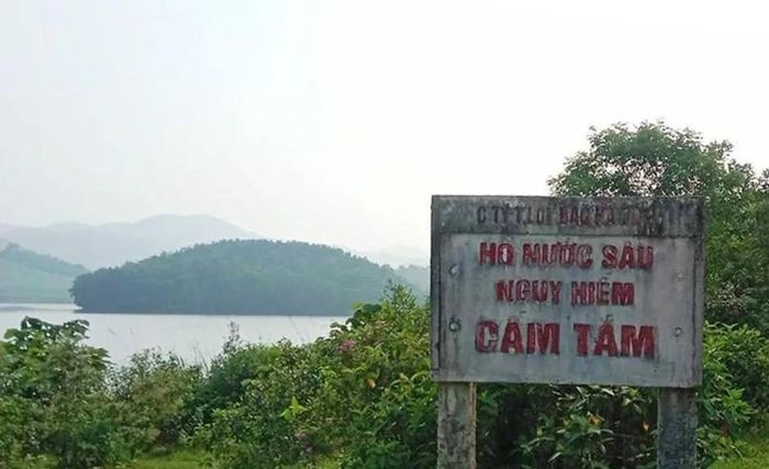 Xuong dap tam mat, nam sinh lop 8 duoi nuoc hinh anh