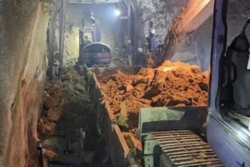 Hien truong sat lo dat da bit kin cua ham Deo Ca hinh anh