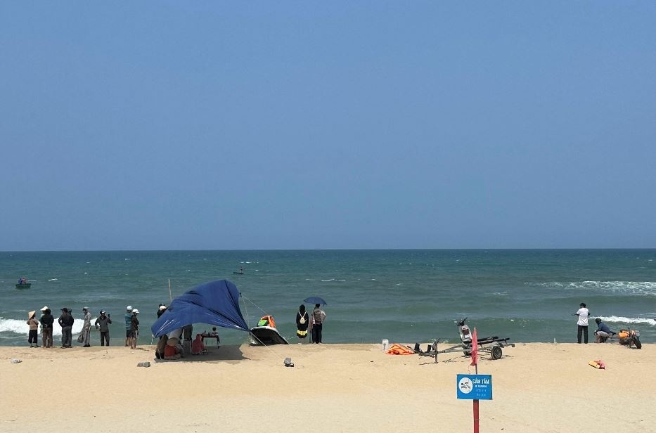 Tram nguoi tim kiem anh em song sinh mat tich o bien Da Nang hinh anh