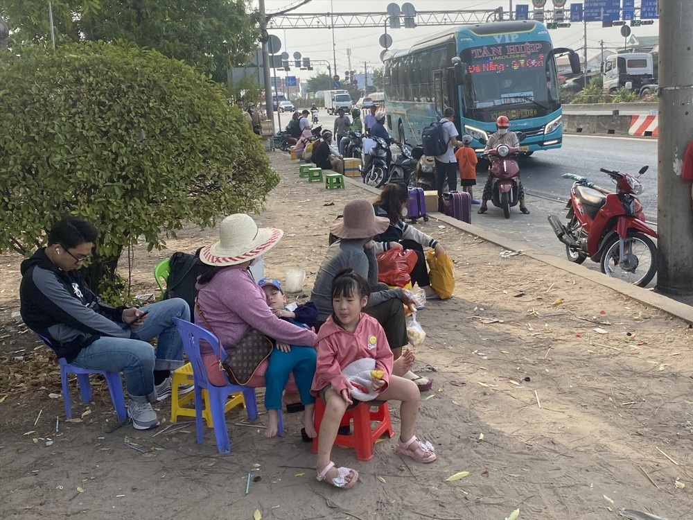 TP.HCM chan 'xe du, ben coc' dip nghi le 30/4 hinh anh