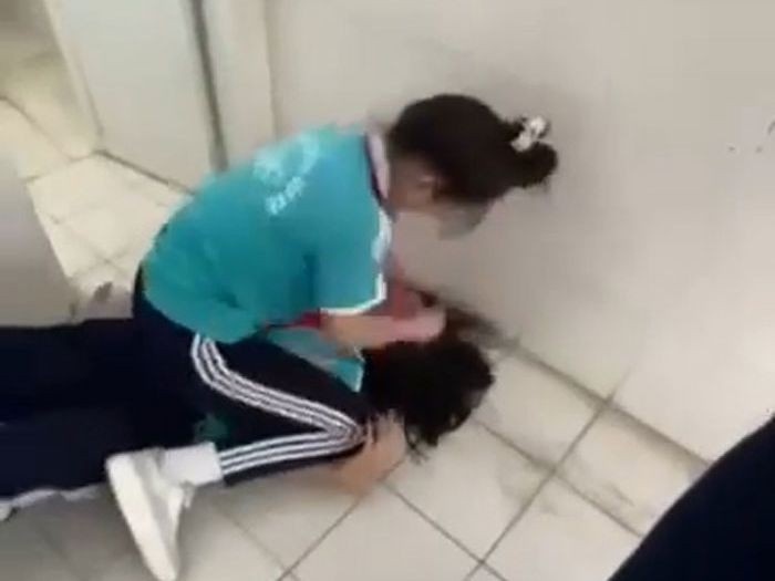 Noi 'dep ma chanh', nu sinh lop 8 bi danh trong nha ve sinh hinh anh