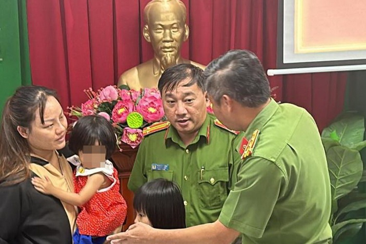 Hoi Bao ve tre em ho tro phap ly vu hai be gai bi bat coc o pho di bo hinh anh