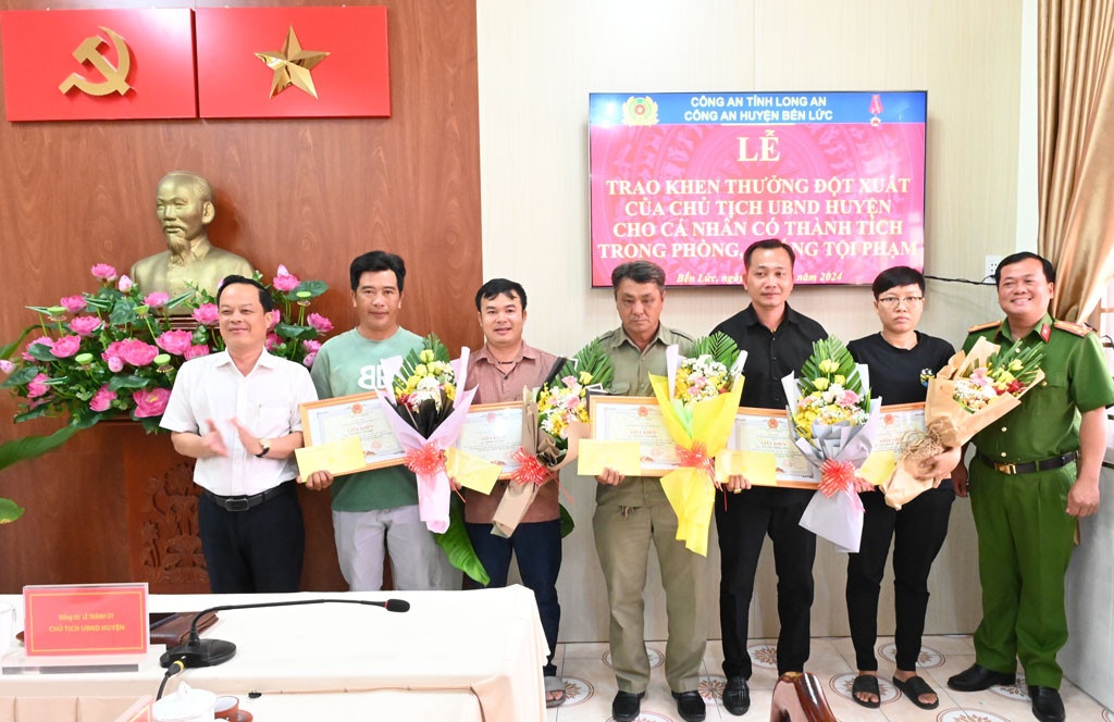 Thuong nong nguoi dan bat cuop tiem vang o Long An hinh anh