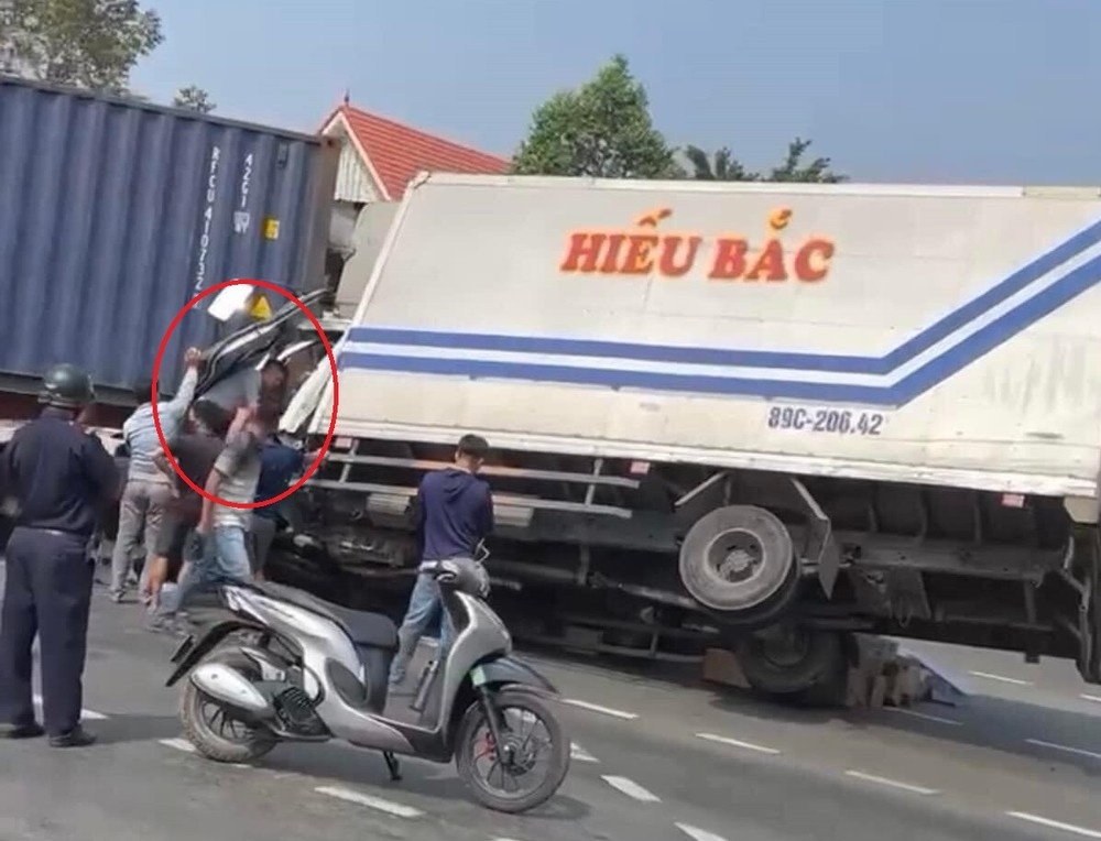 Pha cua giai cuu tai xe mac ket trong cabin xe tai bien dang hinh anh