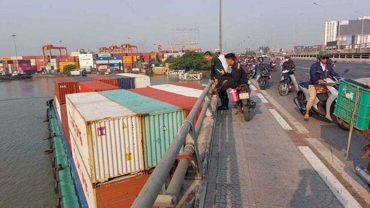 Sa lan cho container va vao cau Dong Nai hinh anh