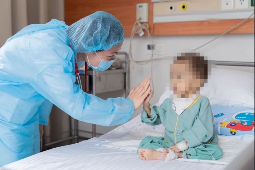 Ba hien gan cuu song chau gai hai tuoi suy gan giai doan cuoi hinh anh