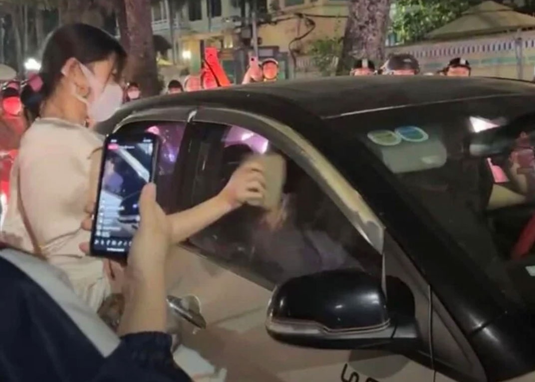 Cong an lam viec voi 3 nguoi trong clip danh ghen gay nao loan hinh anh
