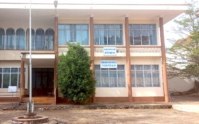 Giam doc Chi nhanh Van phong DKDD huyen bi dieu chuyen cong tac hinh anh