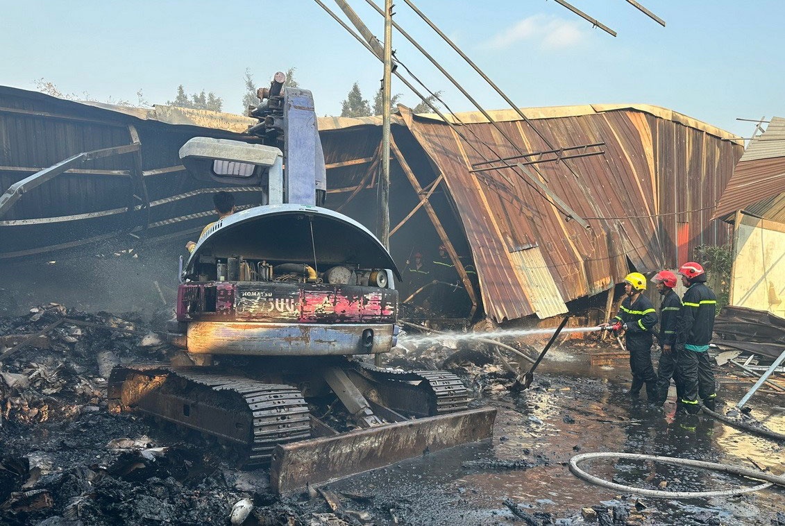 Chay lon o cong ty bao bi, thieu rui 300 m2 kho chua giay phe lieu hinh anh