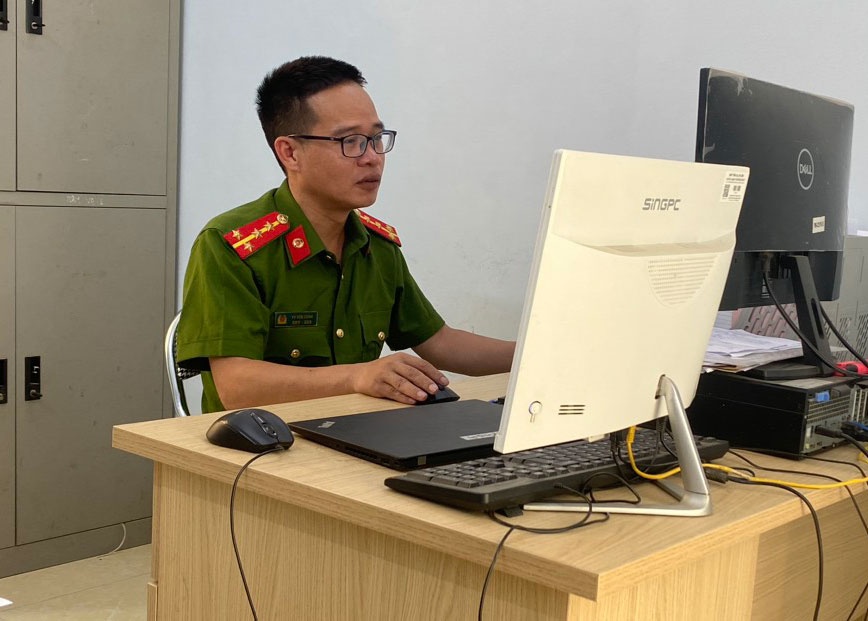 Thay giao cong an voi lop hoc tieng Anh noi bien gioi hinh anh