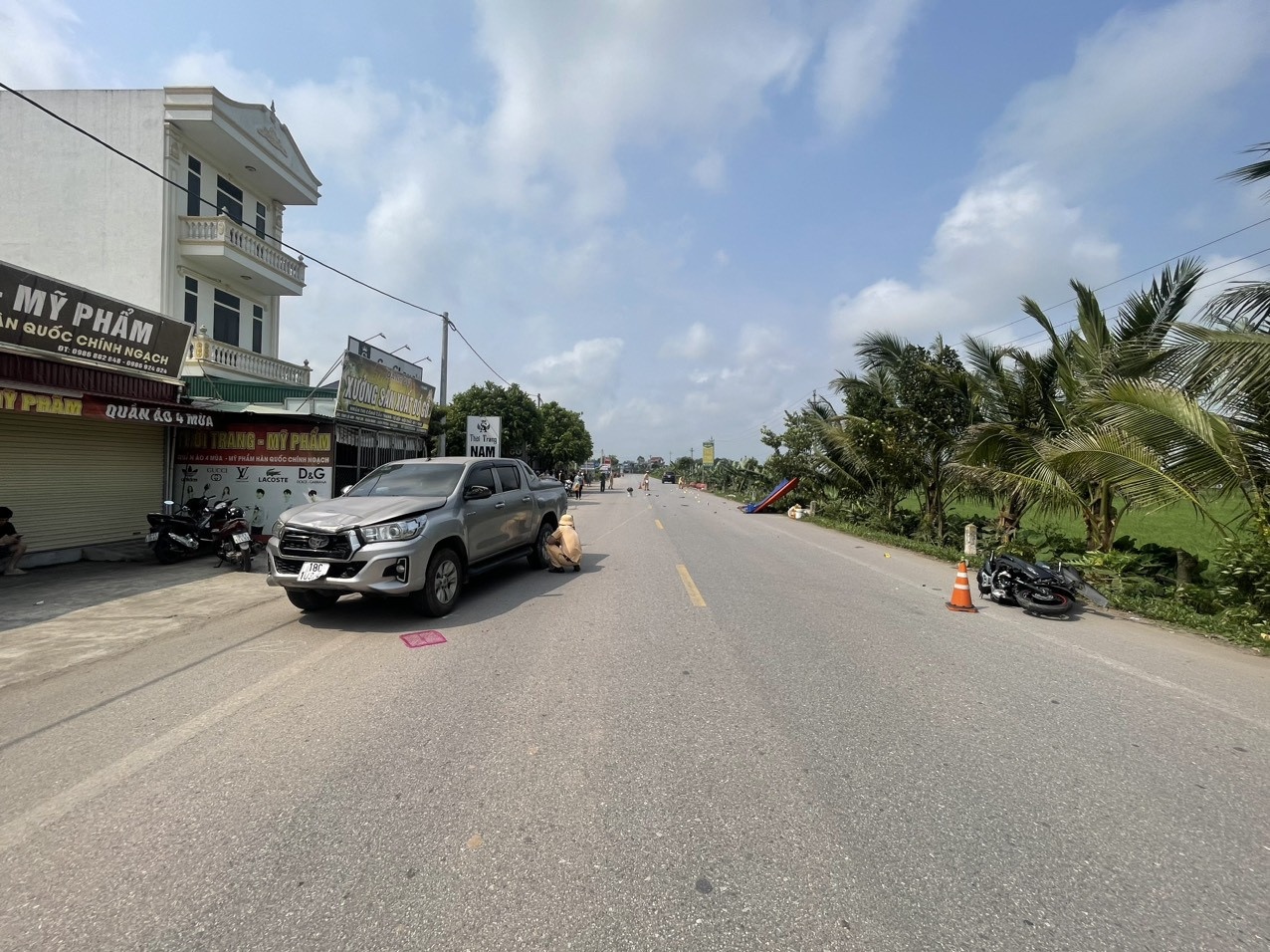 Va cham voi xe ban tai, 2 nu sinh vien tu vong o Nam Dinh hinh anh