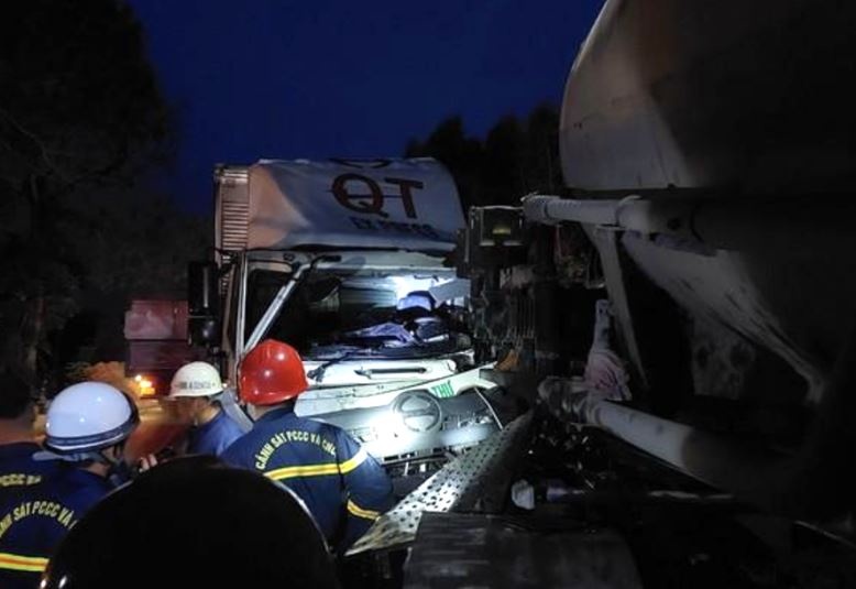 Hai xe tai doi dau, tai xe tu vong trong cabin hinh anh