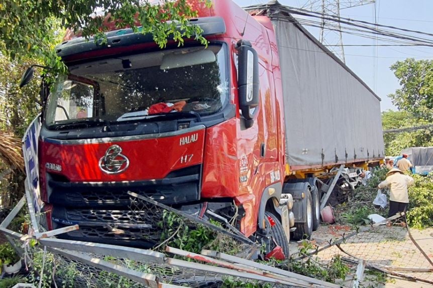 Thoat chet trong gang tac khi xe container 'nuot' xe may o TP.HCM hinh anh