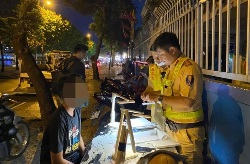 Thay CSGT do nong do con, tai xe quay xe chay vao hem hinh anh