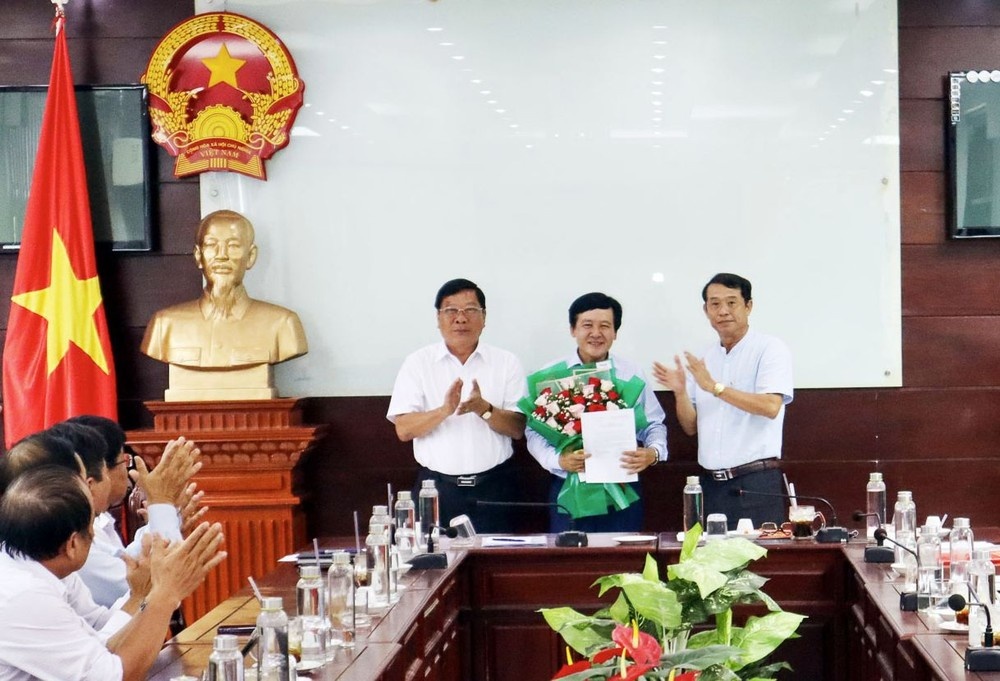 Luan chuyen, dieu dong, bo nhiem nhan su moi o 4 tinh hinh anh