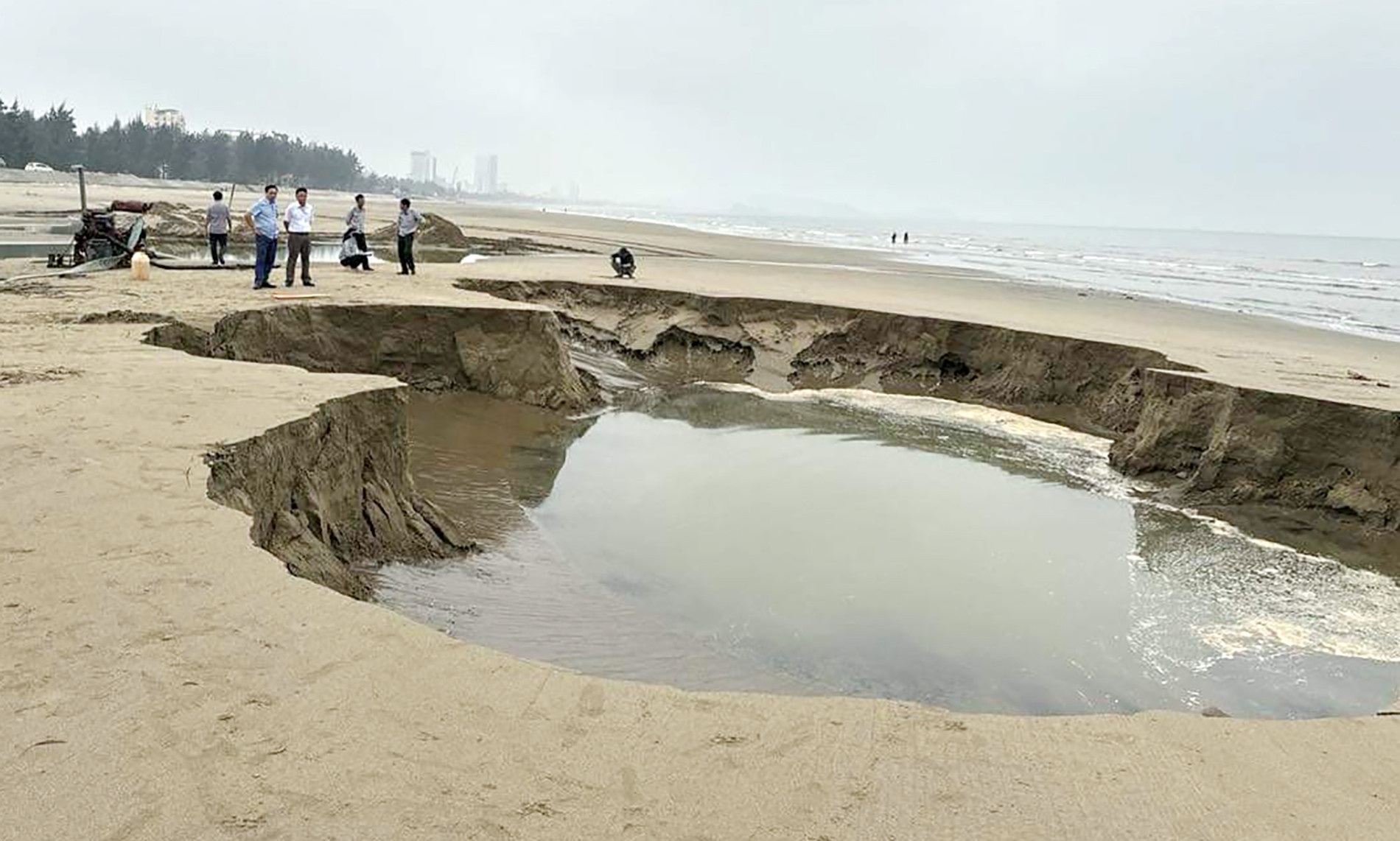 Xuat hien ho sau o bai tam Cua Lo hinh anh