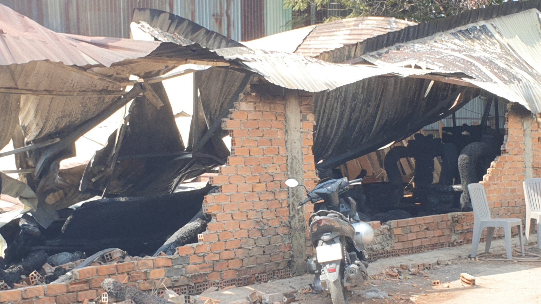 Lua bao trum xuong go o TP.HCM, thieu rui nhieu tai san hinh anh