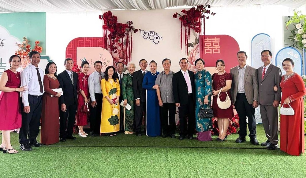 3 chi em lay chong anh 4