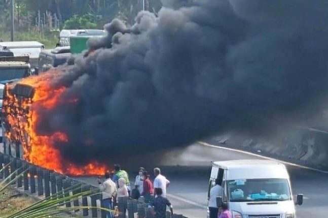 Xe khach chay ngun ngut tren cao toc TP.HCM - Trung Luong hinh anh