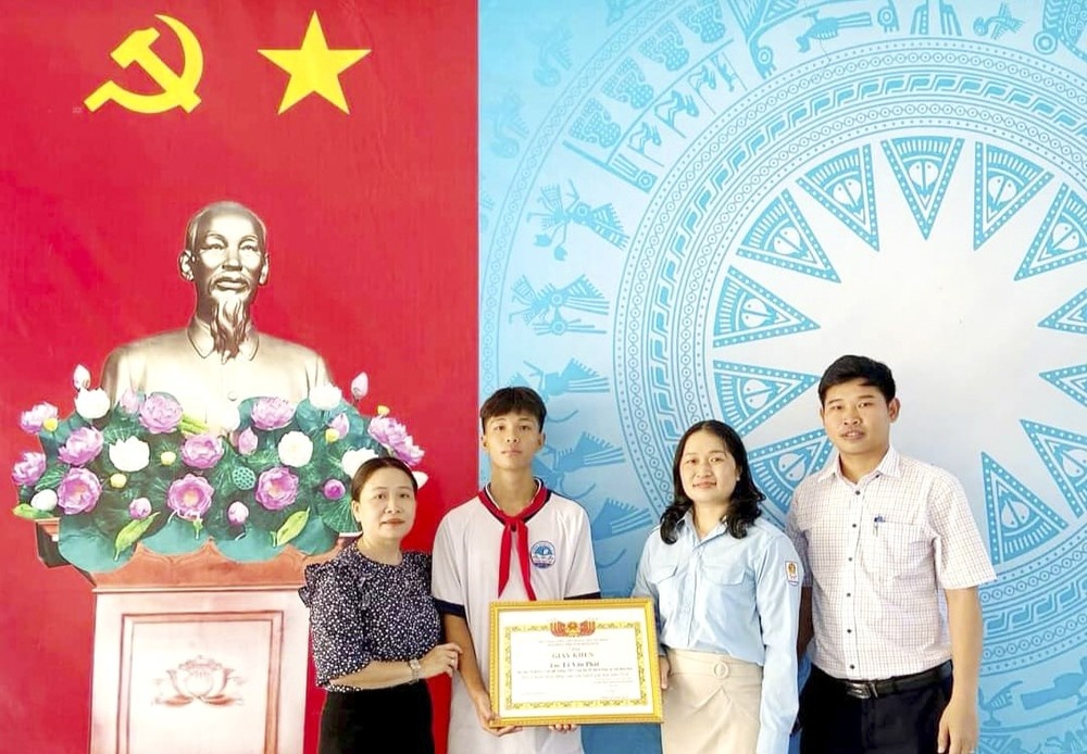 Nam sinh lop 8 dung cam cuu ban duoi nuoc hinh anh